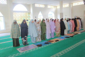 Menjaga Ibadah di Tengah Kegiatan Perkemahan: Murid SMP YMIK Laksanakan Shalat Asar Berjamaah