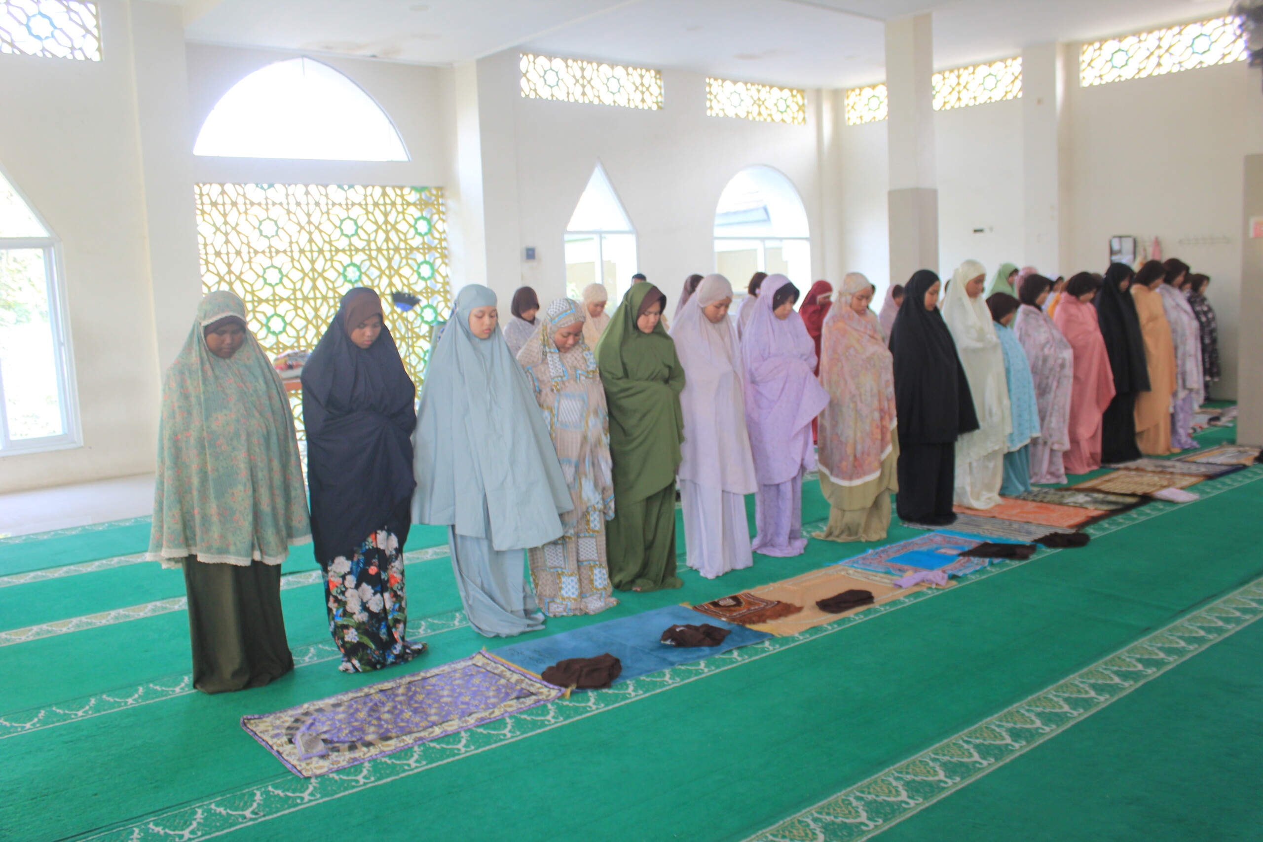 Menjaga Ibadah di Tengah Kegiatan Perkemahan: Murid SMP YMIK Laksanakan Shalat Asar Berjamaah