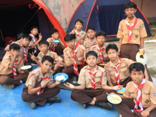 Hangatnya Kebersamaan: Peserta Perjusa SMP YMIK Nikmati Sesi Makan Jasuke Bersama