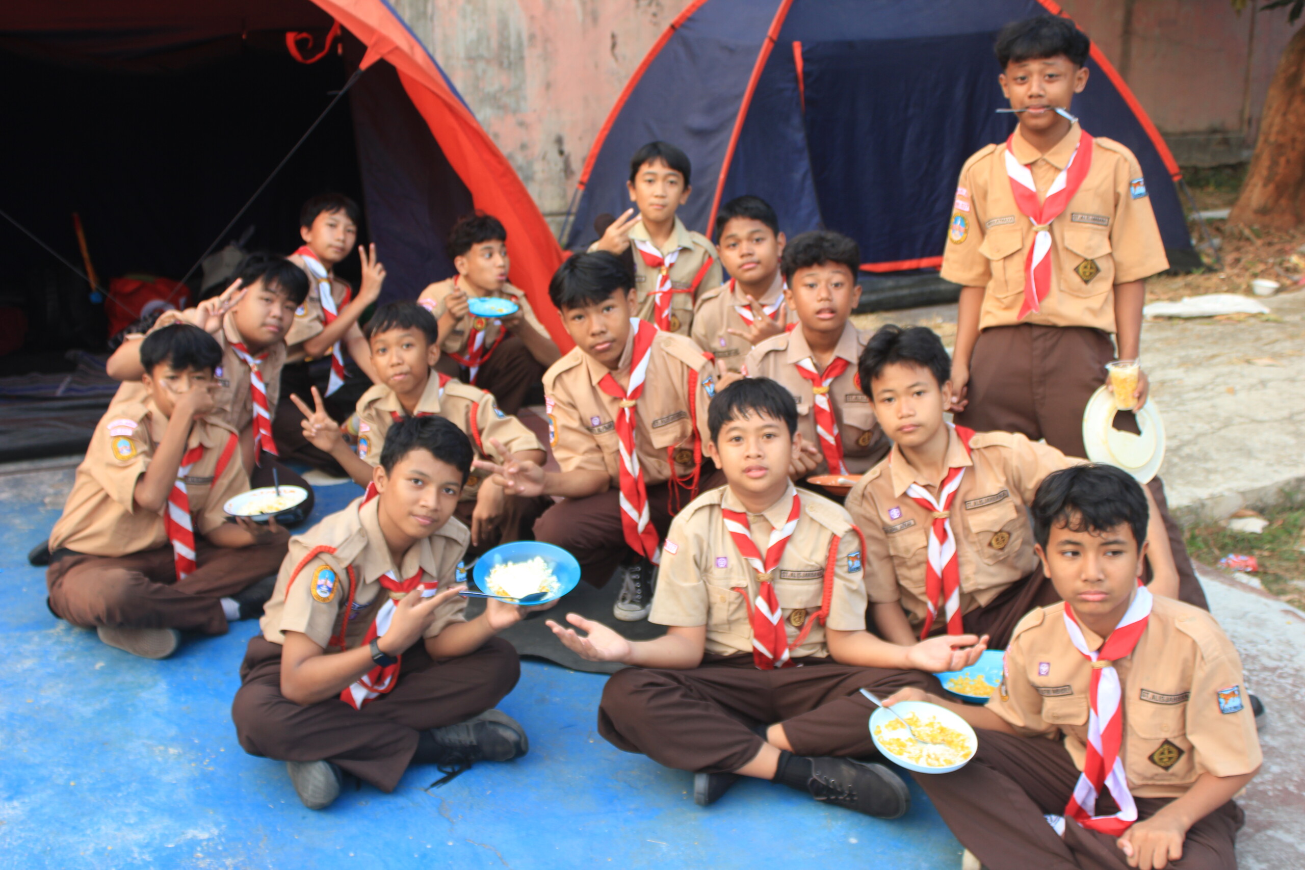 Hangatnya Kebersamaan: Peserta Perjusa SMP YMIK Nikmati Sesi Makan Jasuke Bersama